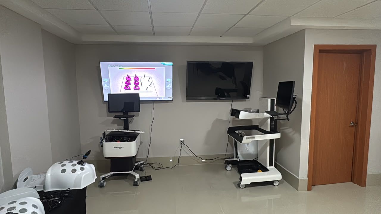 Sala con carros de simulación y pantallas