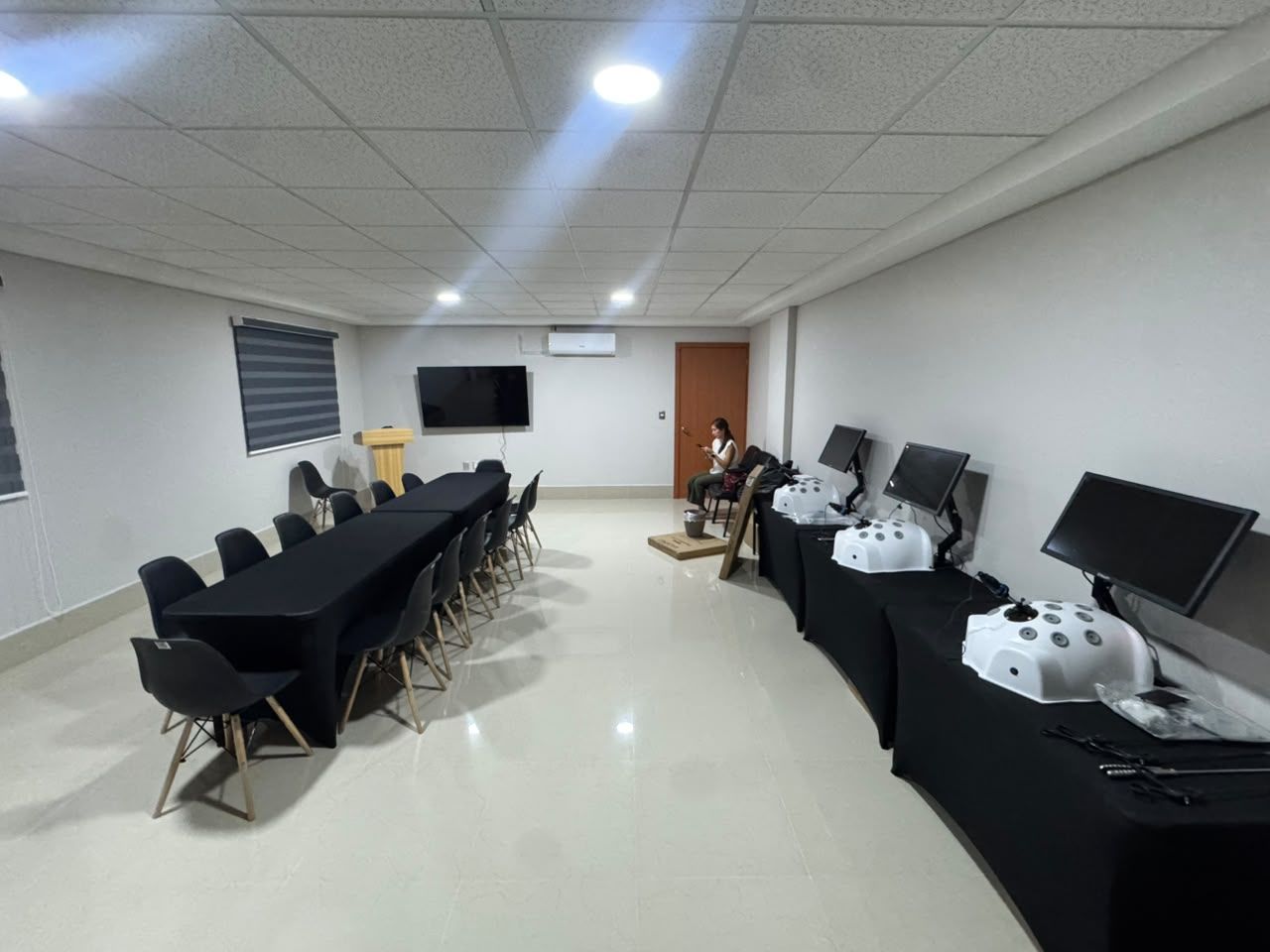 Salón de entrenamiento del Instituto de Simulación Robolap con estaciones de simulación y mesas de trabajo